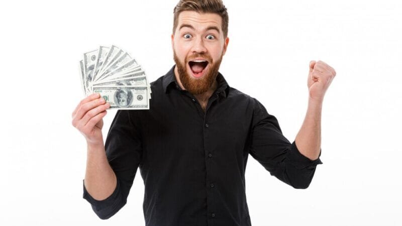 hombre-negocios-barbudo-alegre-camisa-dinero