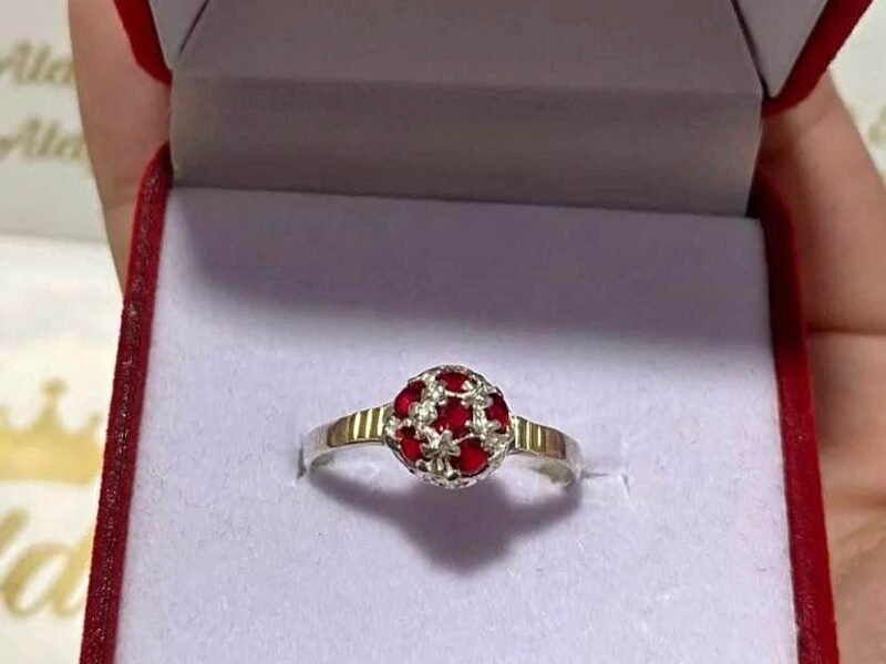 Anillo frutilla de plata con detalles en oro