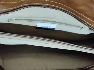 Cartera para dama ,confeccionada en cuero. Sin uso .