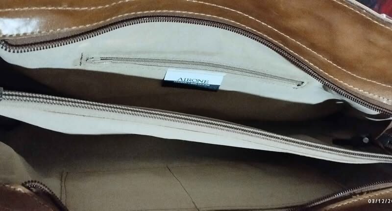Cartera para dama ,confeccionada en cuero. Sin uso .