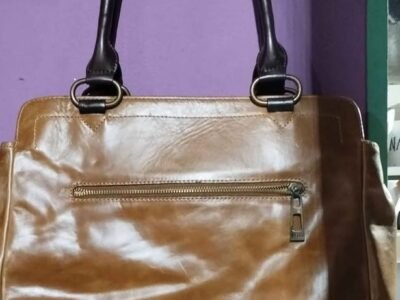 Cartera para dama ,confeccionada en cuero. Sin uso .