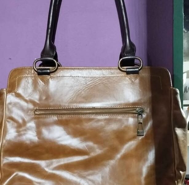 Cartera para dama ,confeccionada en cuero. Sin uso .