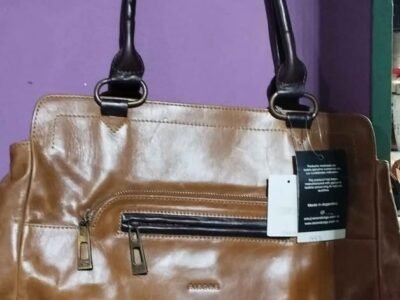 Cartera para dama ,confeccionada en cuero. Sin uso .