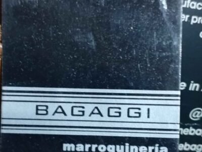 Cartera para dama ,confeccionada en cuero. Sin uso .