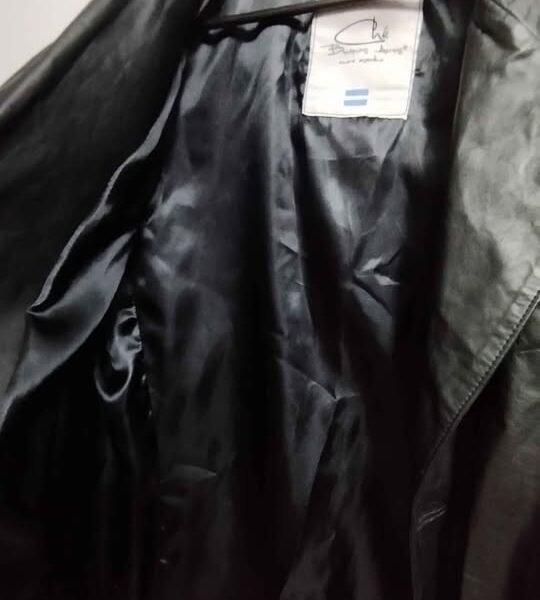 Blazer confeccionado en cuero original ,talle m . 50 CM de hombro a hombro . Se retira por Balvanera, cerca de la estación Venezuela de la línea H. CABA.