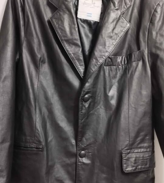 Blazer confeccionado en cuero original ,talle m . 50 CM de hombro a hombro . Se retira por Balvanera, cerca de la estación Venezuela de la línea H. CABA.