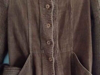 Saco largo. Cuerpo de corderoy y mangas y cuello tejidos. Sin uso.Talle S. Se retira por Balvanera.