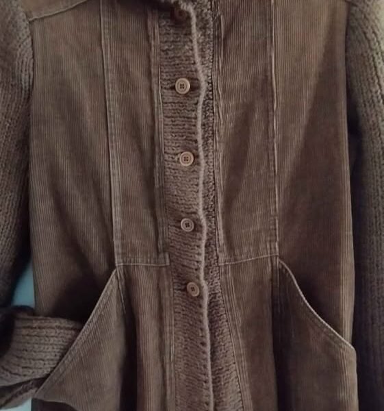 Saco largo. Cuerpo de corderoy y mangas y cuello tejidos. Sin uso.Talle S. Se retira por Balvanera.