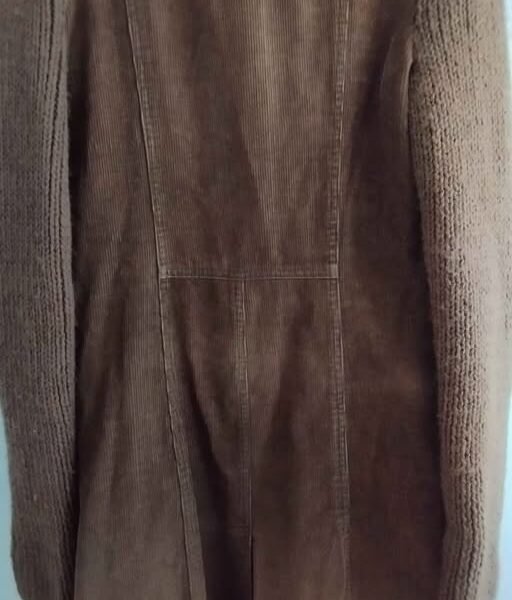 Saco largo. Cuerpo de corderoy y mangas y cuello tejidos. Sin uso.Talle S. Se retira por Balvanera.