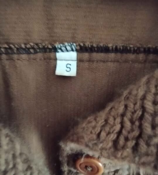 Saco largo. Cuerpo de corderoy y mangas y cuello tejidos. Sin uso.Talle S. Se retira por Balvanera.