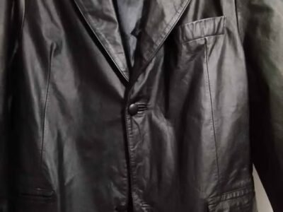 Blazer confeccionado en cuero original ,talle m . 50 CM de hombro a hombro . Se retira por Balvanera, cerca de la estación Venezuela de la línea H. CABA.