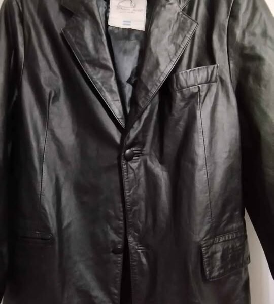 Blazer confeccionado en cuero original ,talle m . 50 CM de hombro a hombro . Se retira por Balvanera, cerca de la estación Venezuela de la línea H. CABA.