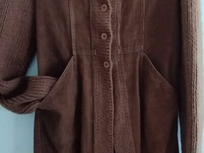 Saco largo. Cuerpo de corderoy y mangas y cuello tejidos. Sin uso.Talle S. Se retira por Balvanera.