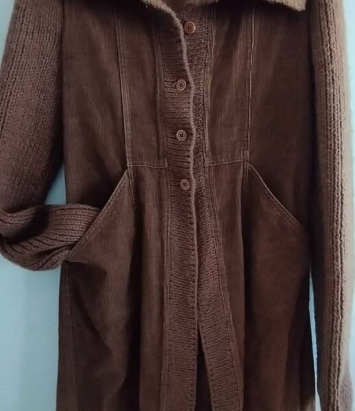 Saco largo. Cuerpo de corderoy y mangas y cuello tejidos. Sin uso.Talle S. Se retira por Balvanera.