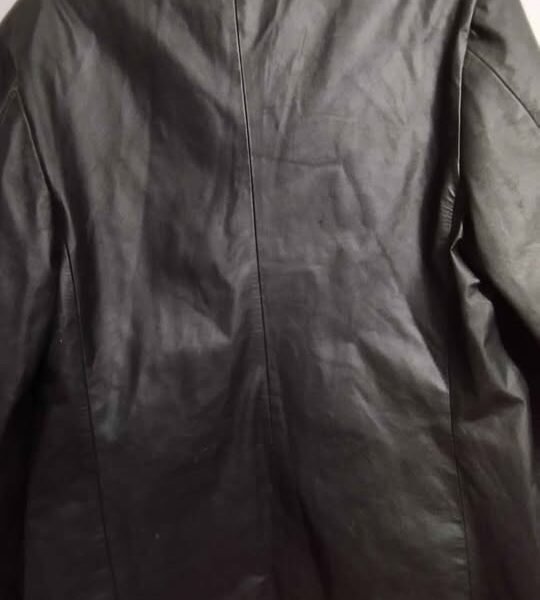 Blazer confeccionado en cuero original ,talle m . 50 CM de hombro a hombro . Se retira por Balvanera, cerca de la estación Venezuela de la línea H. CABA.