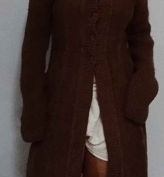 Saco largo. Cuerpo de corderoy y mangas y cuello tejidos. Sin uso.Talle S. Se retira por Balvanera.
