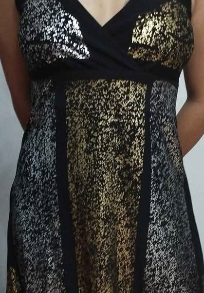 Vestido talle 2 ,negro con detalles plateados y dorados .